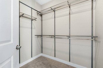 waterford bluffs apartments closet - Photo Gallery 14