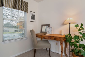 camden place apartments desk - Photo Gallery 7