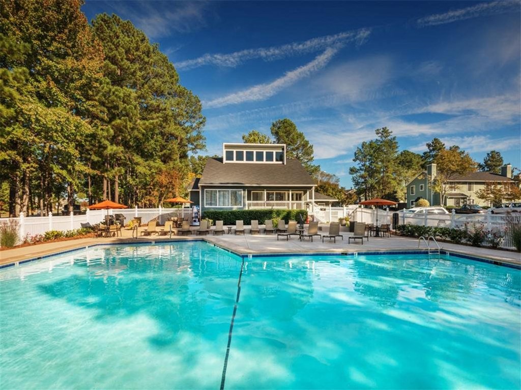 treybrooke at the park apartments pool