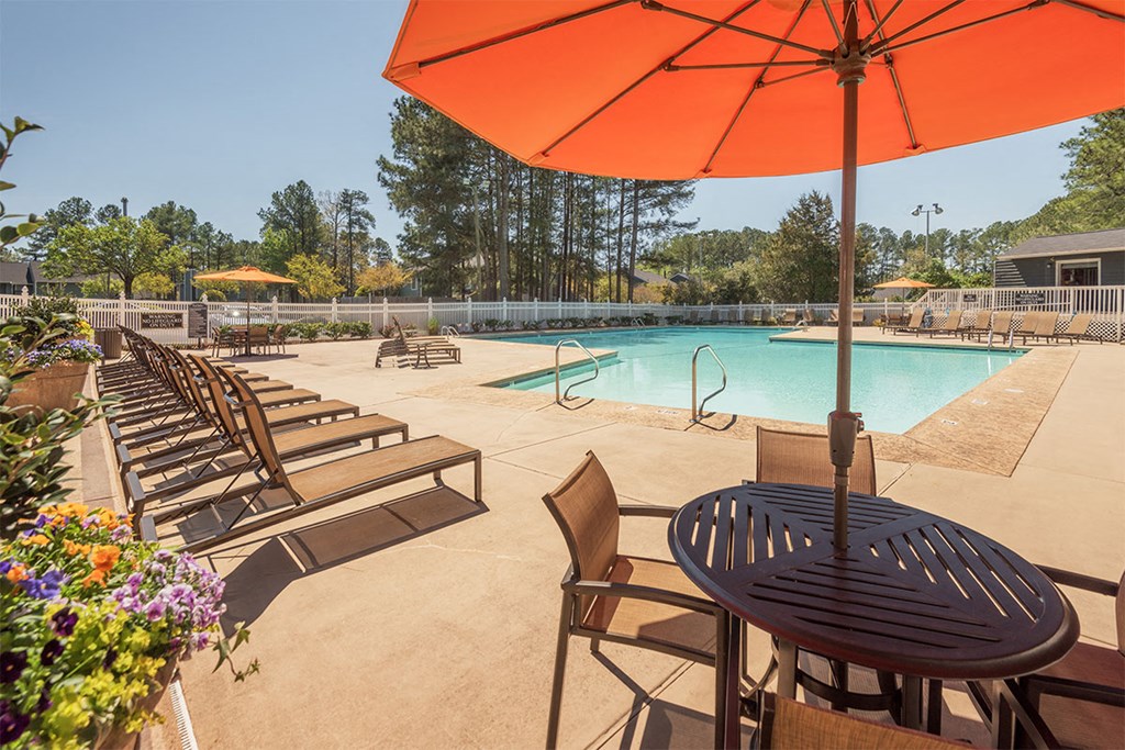 treybrooke at the park apartments poolside lounge seating