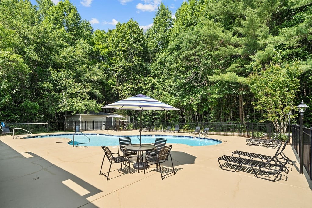 Woods_Edge_Apartments_Outdoor Pool
