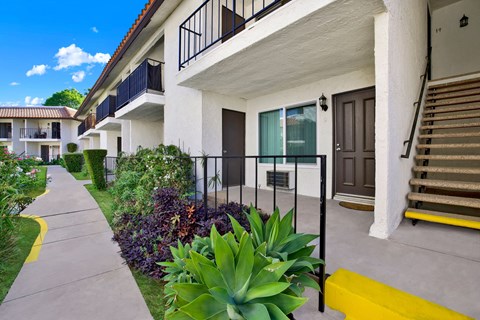 Casa De Valle Apartment Homes courtyard view