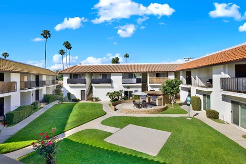 Casa De Valle Apartment Homes courtyard view