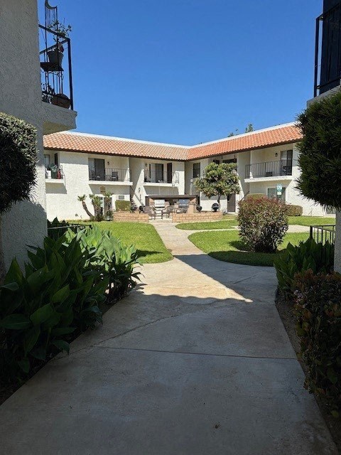 a sidewalk in front of an apartment building