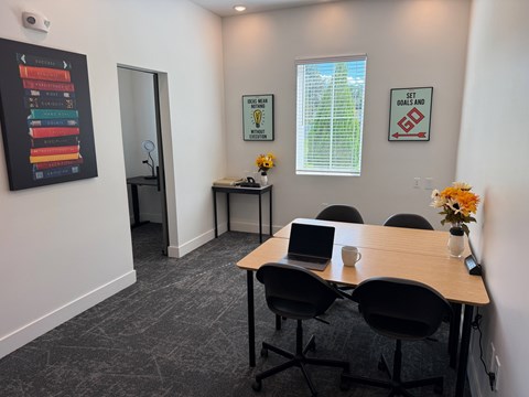 Co-working business center with a table, chairs at Gibson Oaks North Lakeland.