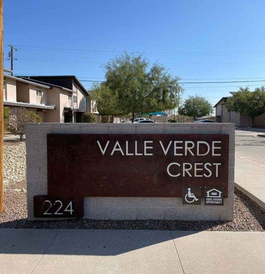 A sign for Valle Verde Crest with the number 224 on it.