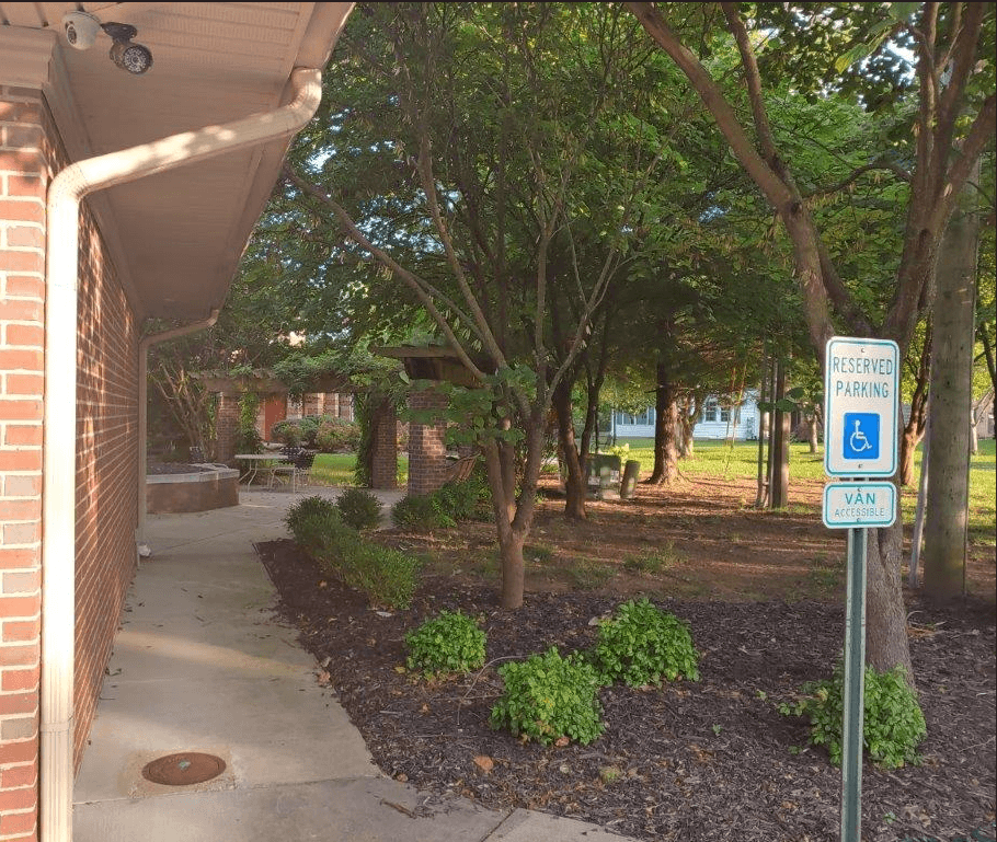 a handicapped parking sign in front of a building