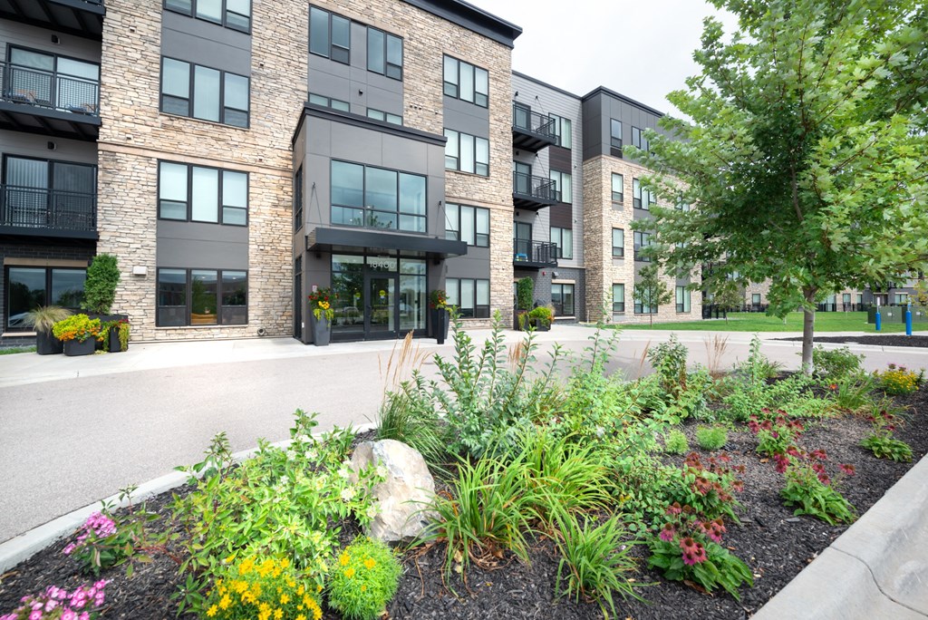 exterior view at the district at highland village apartments in highland park