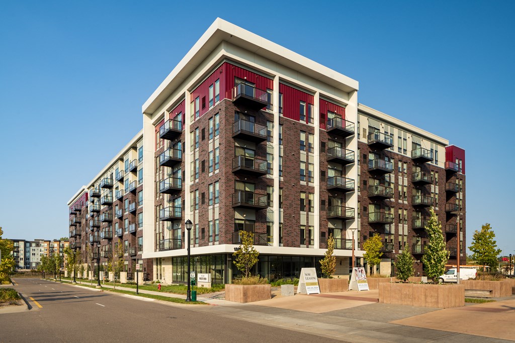a large apartment building on a city street