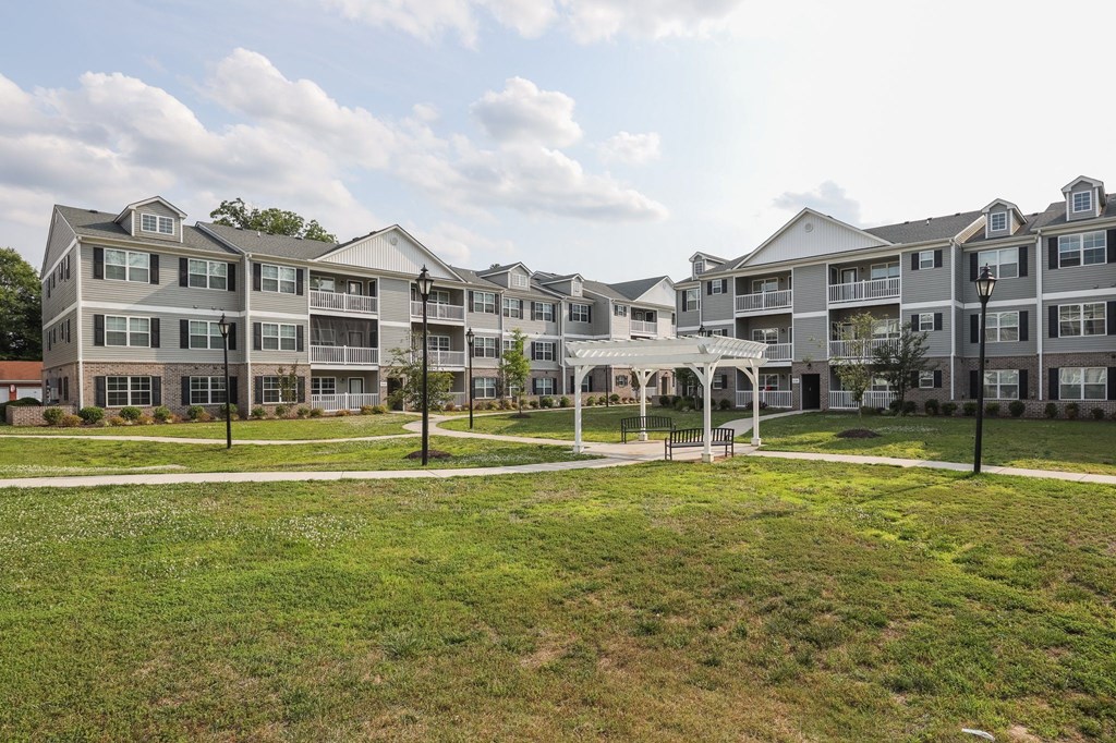 the preserve at ballantyne commons exterior view of apartment buildings and a park