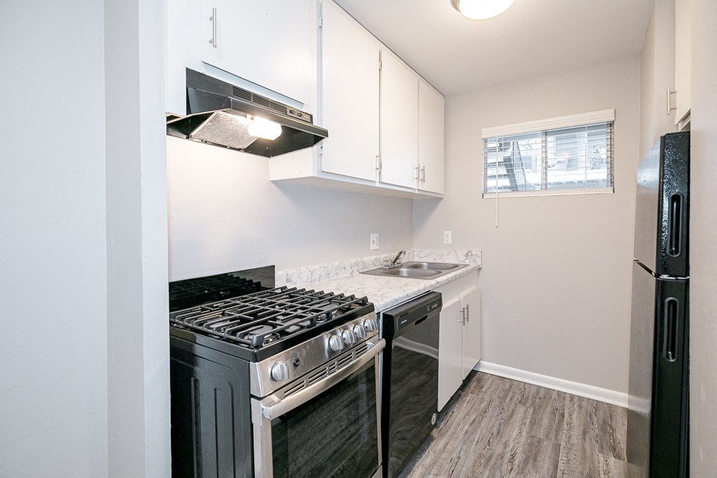 Fully Furnished Kitchen With Stainless Steel Appliances at Arbor Pointe at Hillcrest, Little Rock, AR