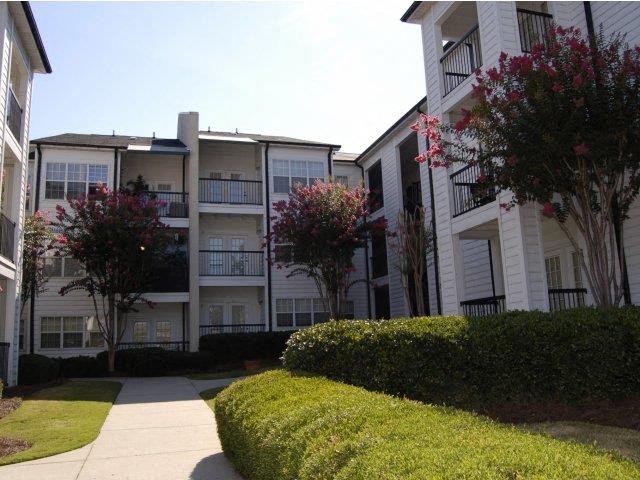 a sidewalk in front of an apartment building