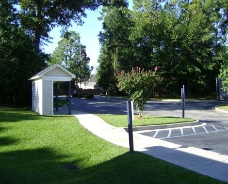 Beautiful Green Grounds at Bexley Ridge Apartments in Mobile Alabama