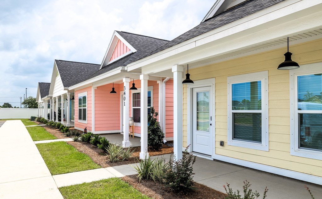 Exterior Cottage Viewat The Cottages at Foley Farms apartments in Foley, AL