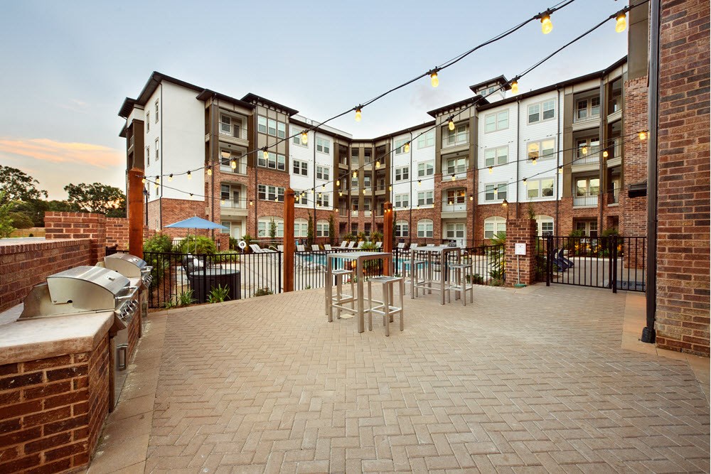 outdoor seating and picnic area at Tapestry Bocage in Baton Rouge, LA grilling stations at Tapestry Bocage in Baton Rouge, LA
