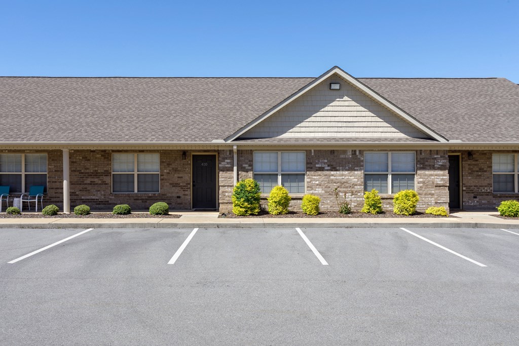 the front of a landscaped building at Deerfield Apartments in Florence, AL
