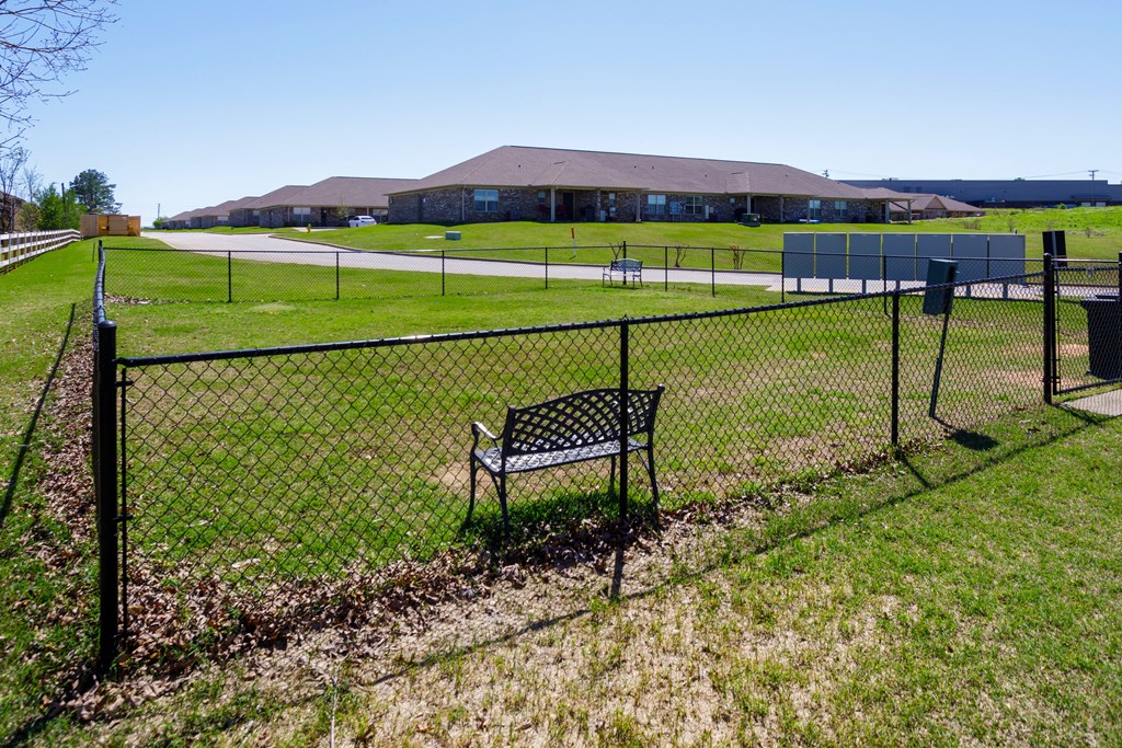 leash-free pet park with sitting area at Deerfield Apartments in Florence, AL