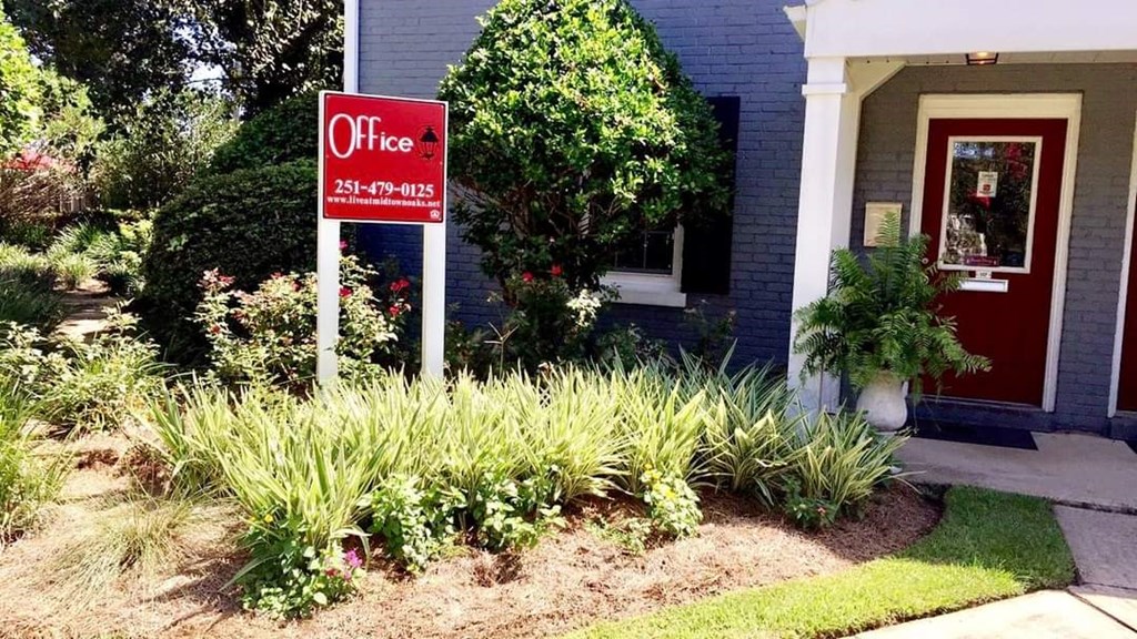 Leasing office at Midtown Oaks Townhomes in Mobile, AL
