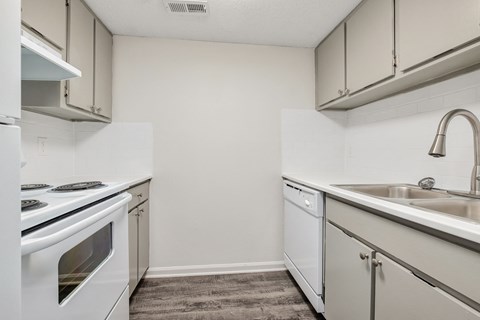 Fully Equipped Kitchen at The Reserve at Wynwood Apartments, Alabama