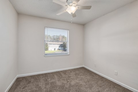 Bedroom With Ceiling Fan at The Reserve at Wynwood Apartments, Cullman, AL