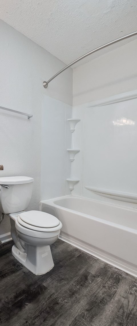Bathroom With Bathtub at The Reserve at Wynwood Apartments, Cullman, AL, 35055