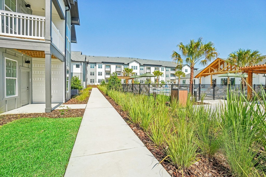 the preserve at ballantyne commons walkway to apartment buildings