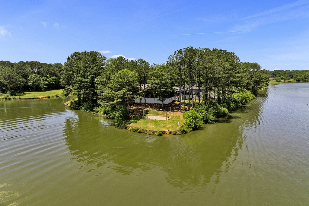 lake and greenspace at Riverhouse Apartments in Riverside, AL