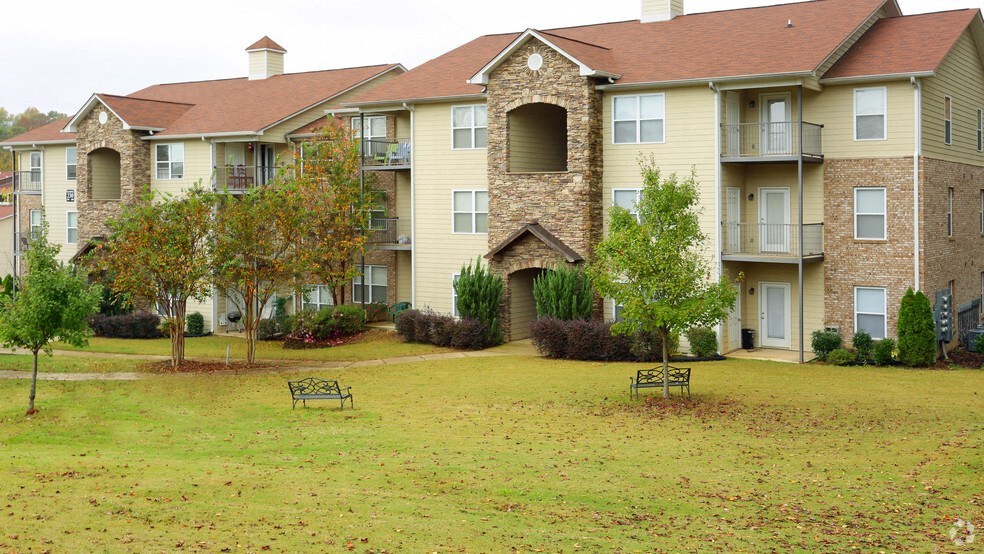 an outdoor area with benches in front of an apartment building