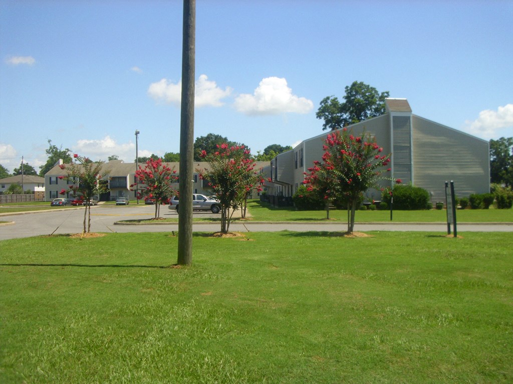 Grounds Brookley Pointe Apartments in Mobile, Alabama