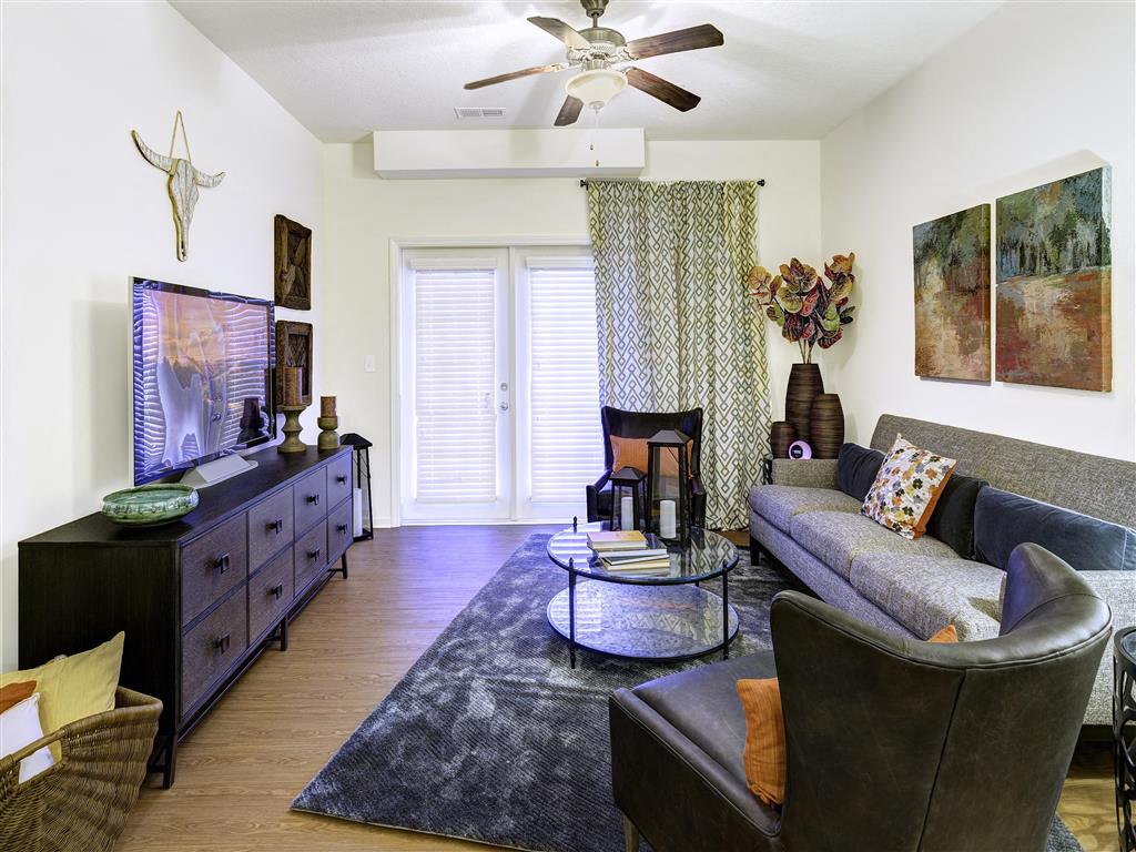 Louisville Kentucky Apartments-Springhouse Apartments Living Room