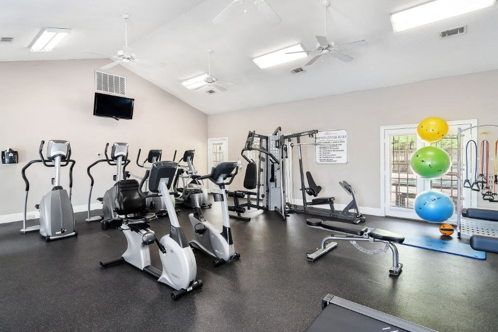 the gym at the monarch luxury apartments in des plaines