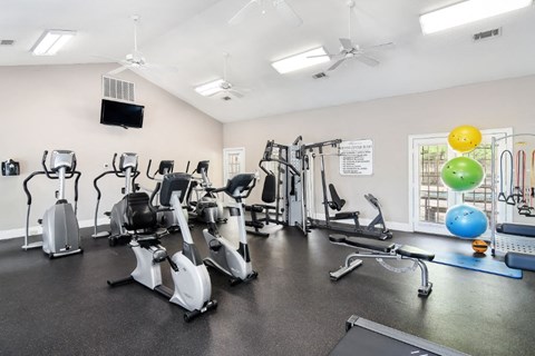 the gym at the monarch luxury apartments in des plaines