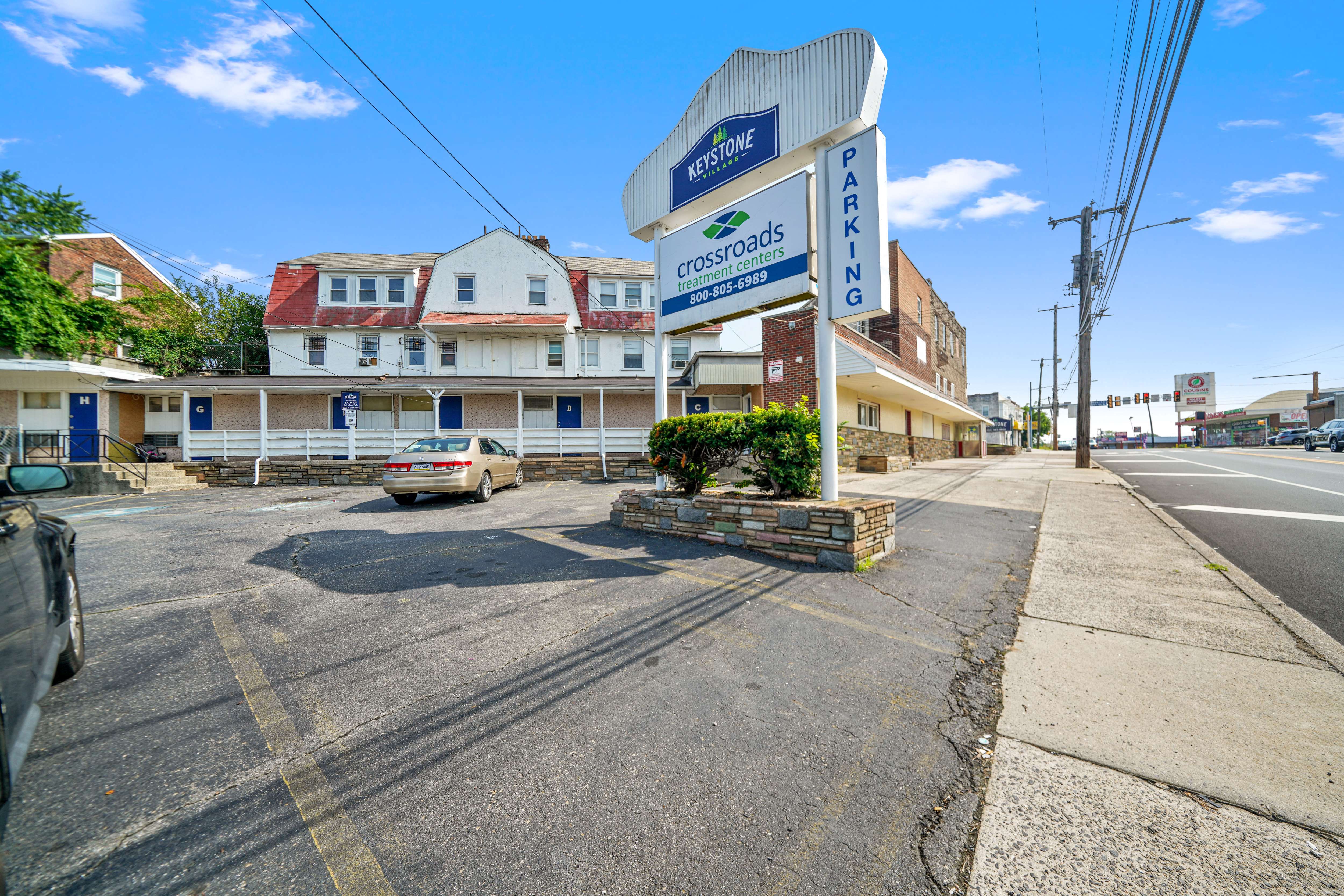 the building in which the motel is located is on the side of the street