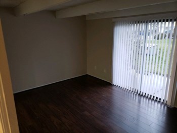 Edmonton Rd 2 Beds Condo, Townhouse, Duplex/Triplex for Rent - Photo Gallery 6