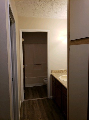 Edmonton Rd 2 Beds Condo, Townhouse, Duplex/Triplex for Rent - Photo Gallery 4