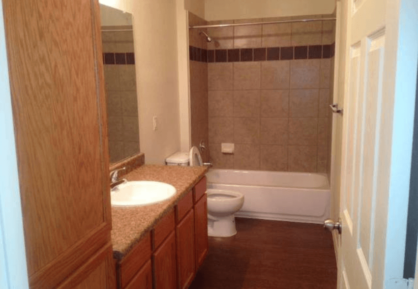 A bathroom with a toilet, sink, and bathtub.