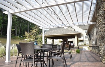 Patio and chairs - Photo Gallery 6