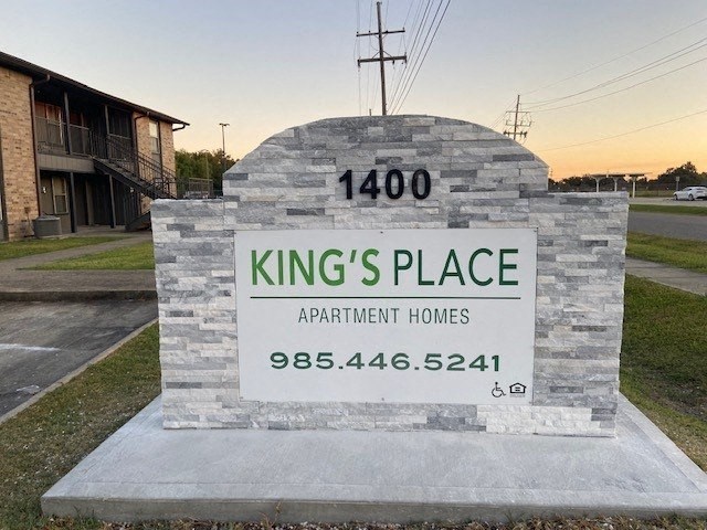 Monument sign at Kings Place Apartment Homes, Thibodaux, Louisiana