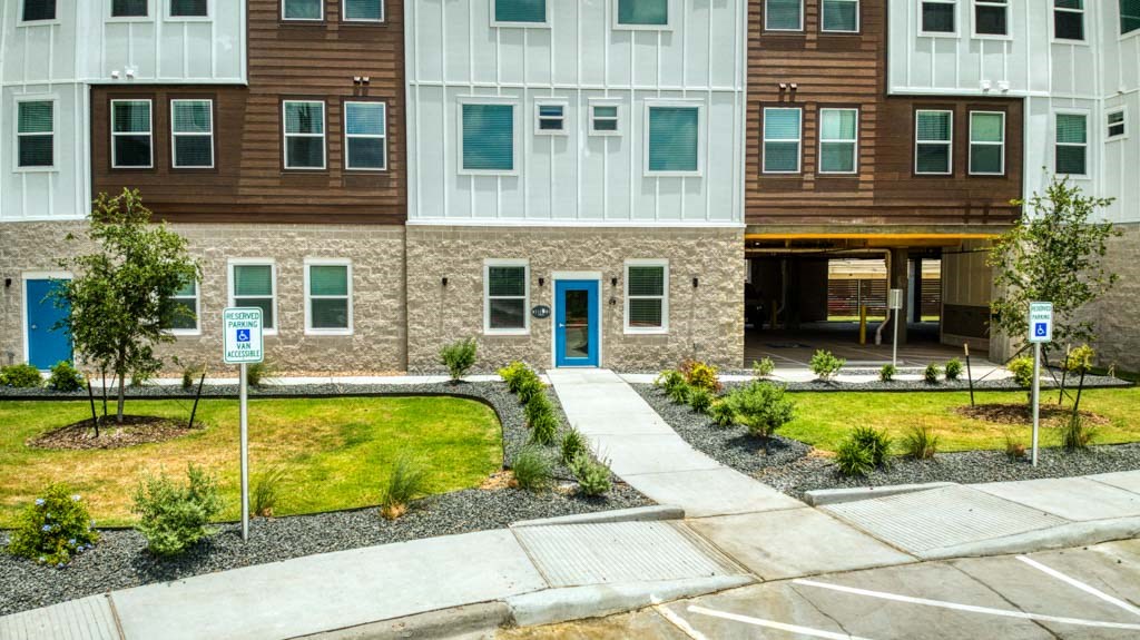 a sidewalk in front of an apartment building