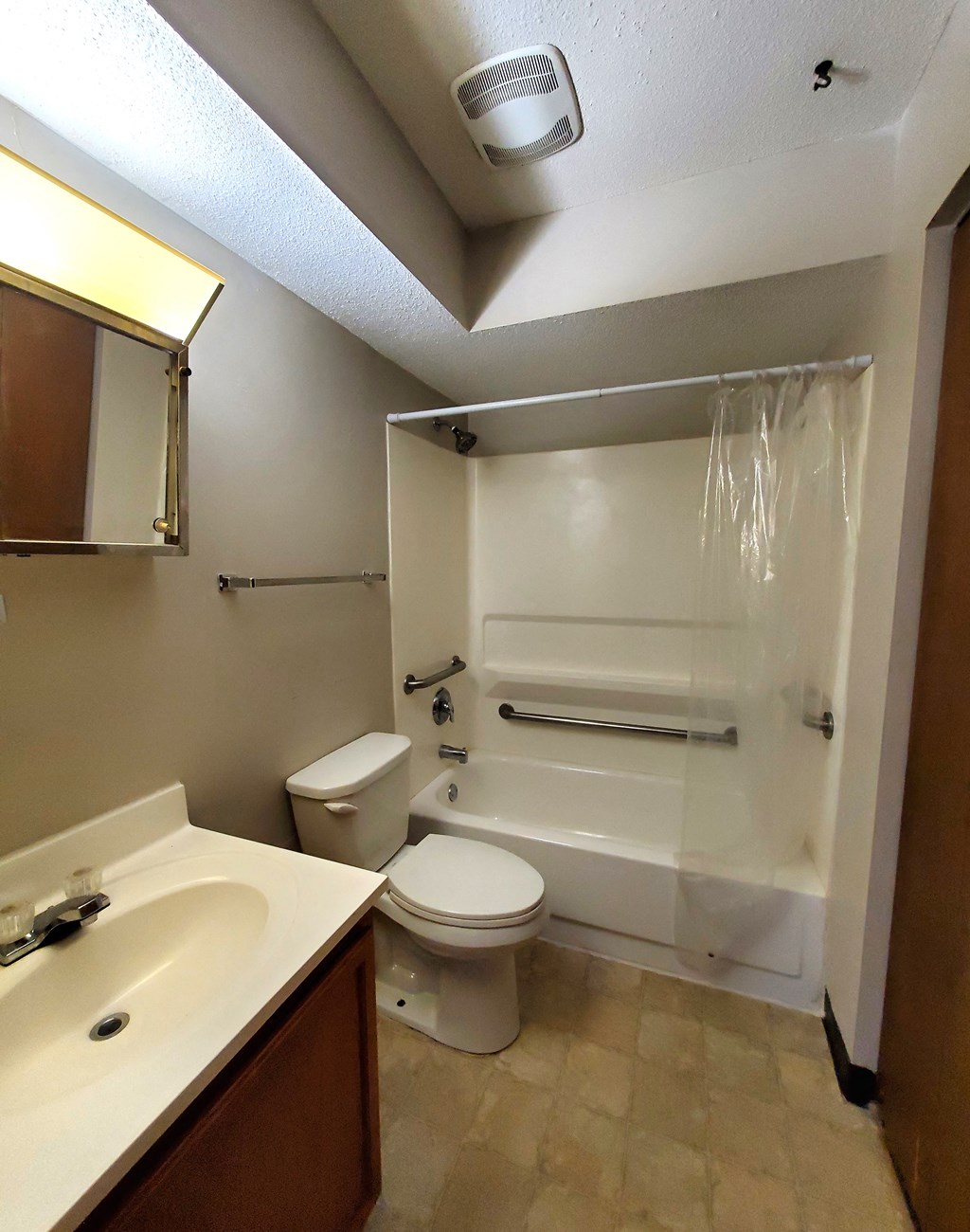 Lake Matherville Manor bathroom