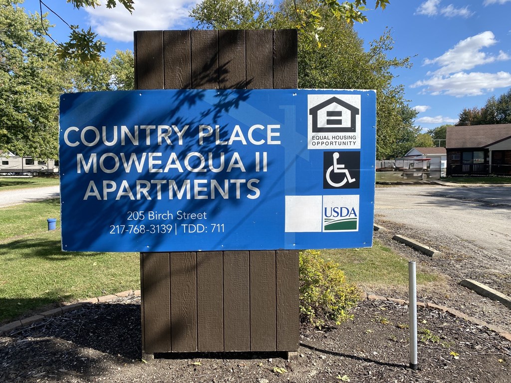 a sign that reads country place apartments