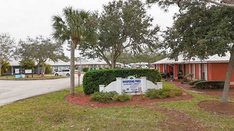 A sign in front of a building that says "Winter Park".