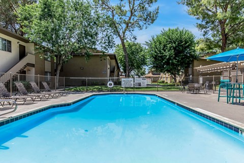 our apartments have a swimming pool and a table with chairs