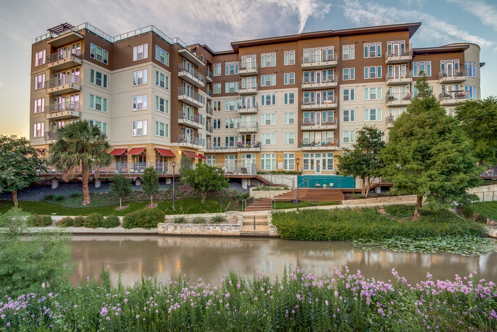 Jones & Rio exterior