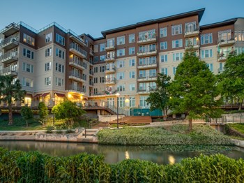 Exterior shot of Jones & Rio at dusk - Photo Gallery 44