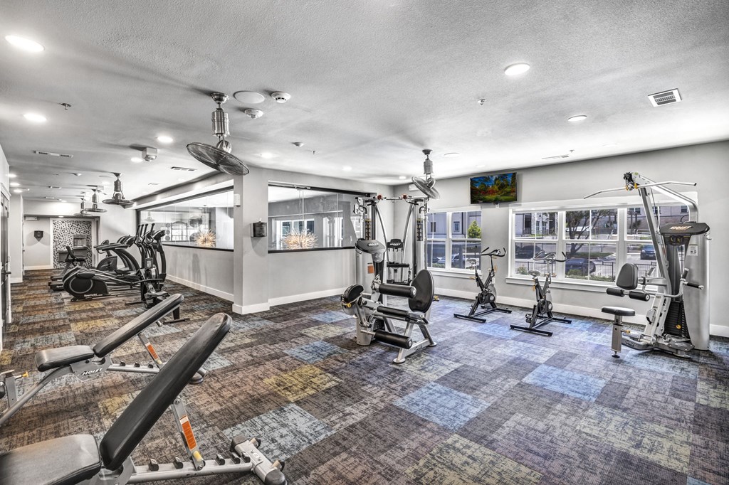 the gym at the landing at pullman apartments in pullman