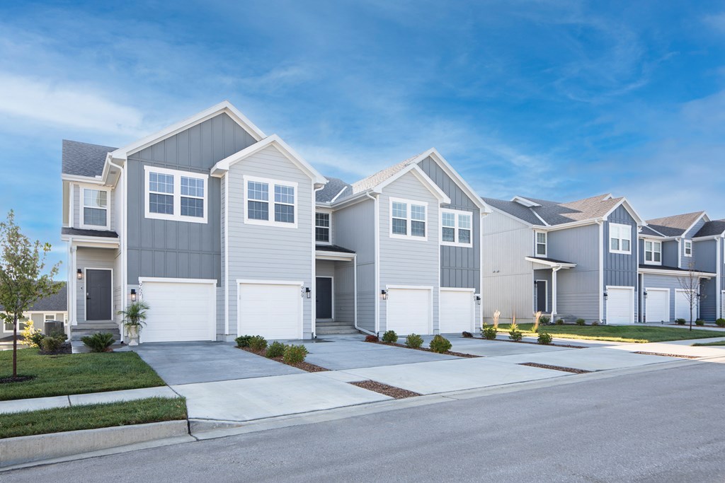 2 & 3 story Townhomes for Rent in Raymore, MO