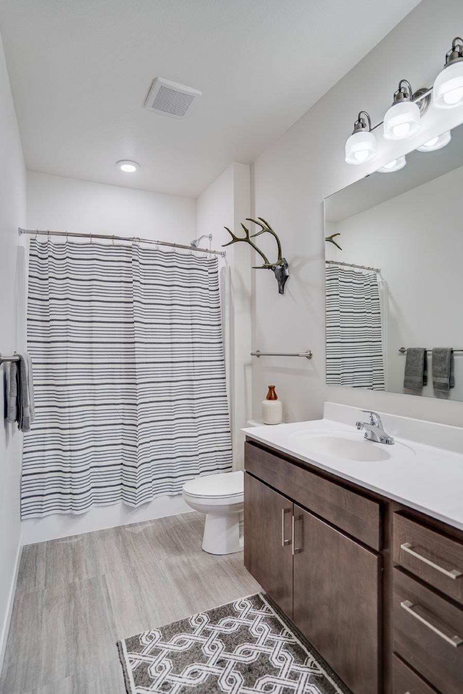 Spacious bathroom with tub/shower combo and vanity top