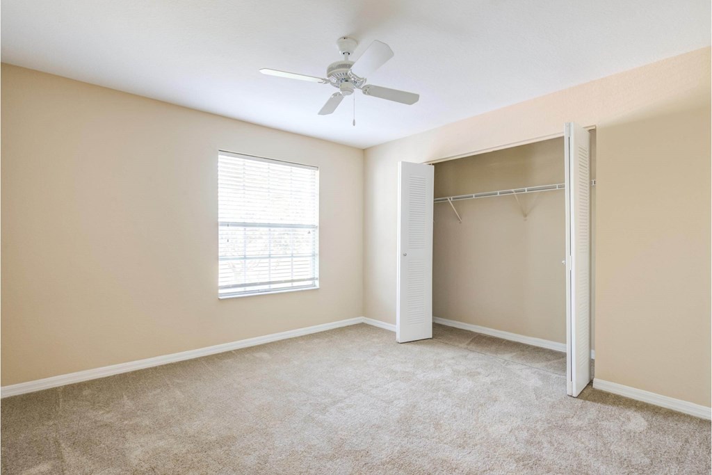 a spiraled room with a ceiling fan