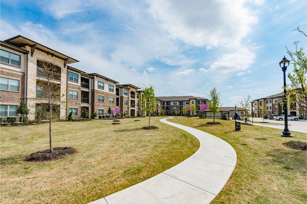 the preserve at ballantyne commons walkway to apartment buildings